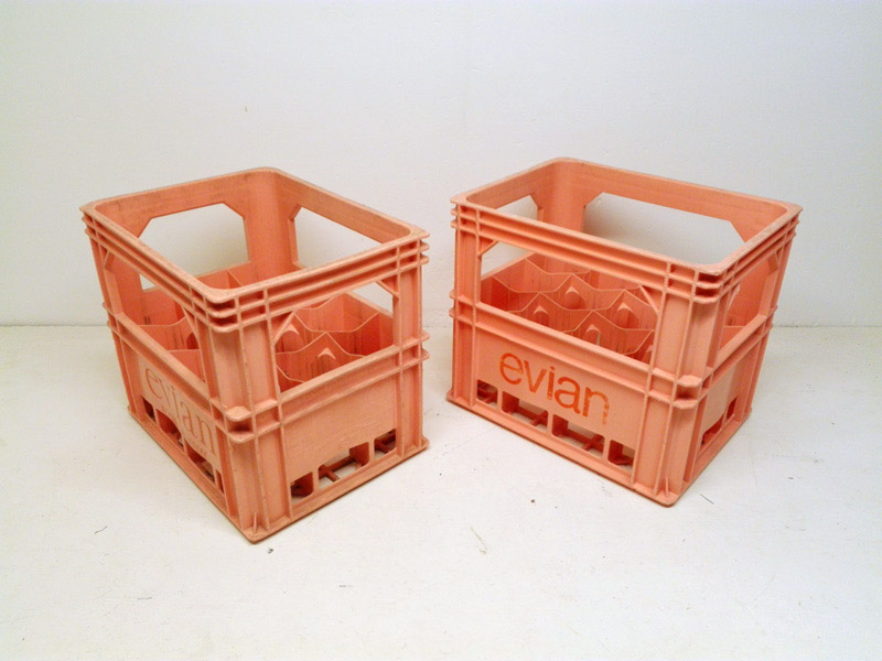 caja bebida evian plastico rosa 35x40x30 2u